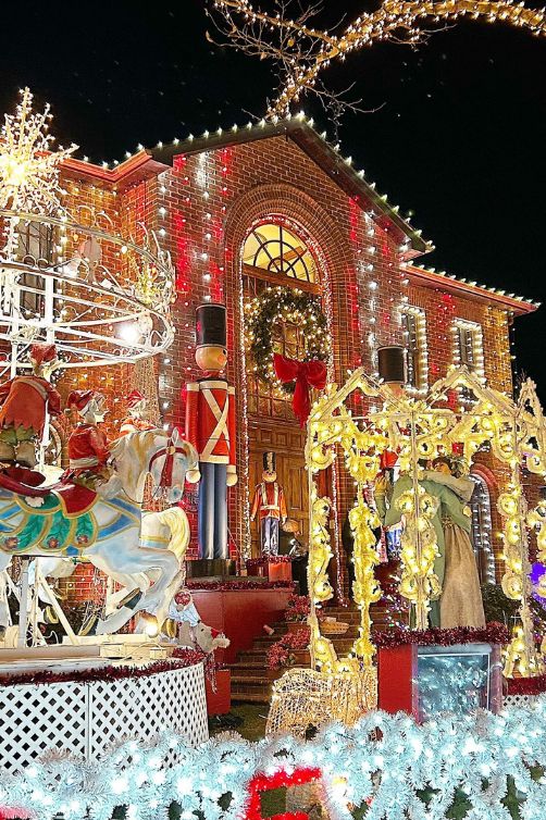 Dyker Heights (Brooklyn) – Neighbourhood Christmas Lights Tour